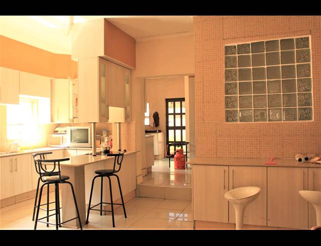 6 BEDROOM HOUSE FOR SALE IN KOSMOSDAL